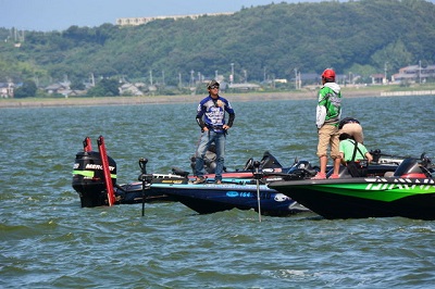北浦<br />‘><br /><br />爆発力に欠ける自分のパターンは3日間の安定感勝負だった。<br />初日がキャンセルになったことで、確実に勝負に出ないと優勝はなかった。<br /><br />試合は2日間の予選なしとなった。<br /><br />初日。<br />相変わらず風は残っており、自分のメインパターンであるアシ撃ちでは、メインスポットが完全に風で死んでいた。<br /><br />仕方なく風裏を打ち込んで3本獲り、プラクティスの手ごたえのある釣りを実行しつつ、勝負に出ていくがビックは出ず。<br /><br />5本2626g 20位という最高に中途半端な位置でスタート。<br />2日試合では、既に致命的ダメージであった。<br /><br />最終日、やることは最大限に順位を上げるだけ!!<br /><br />この日は朝から風がなく、メインとしていたシャローのアシパターンが炸裂し、朝からラッシュ。<br /><br />その後リップラップパターンで追加。<br /><br />単日5位 3930g。<br /><br /><img src=